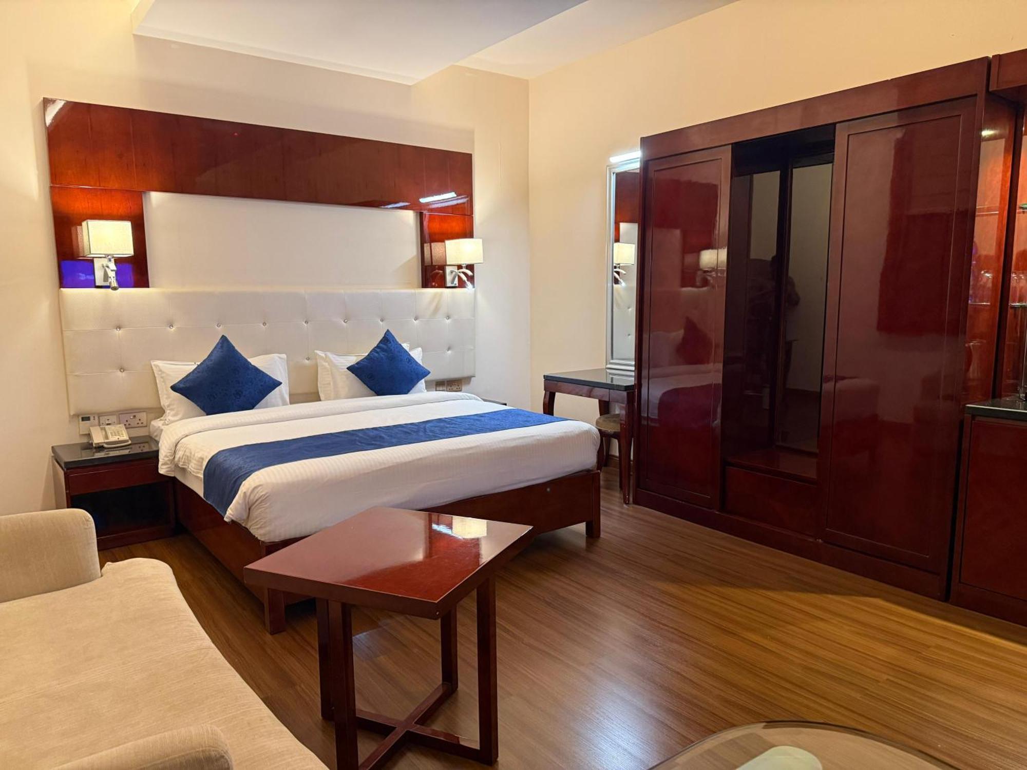 Golden Tulip Headington Hotel Muscat Exterior photo