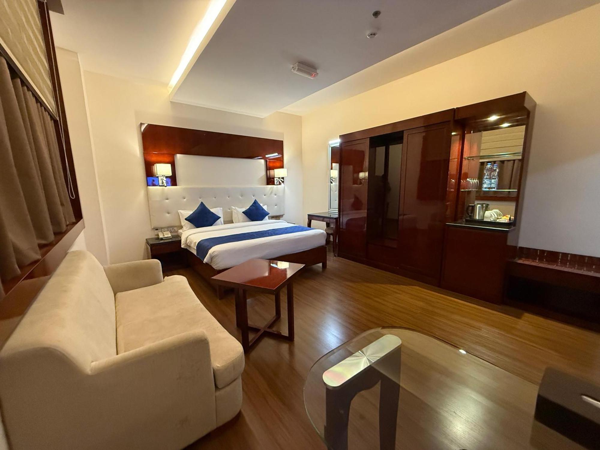 Golden Tulip Headington Hotel Muscat Exterior photo