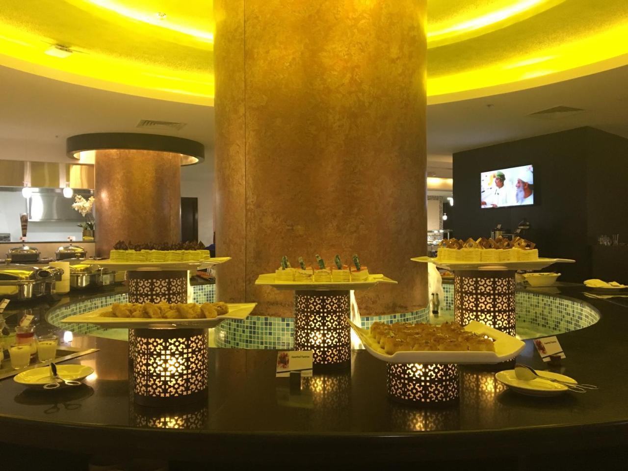 Golden Tulip Headington Hotel Muscat Exterior photo