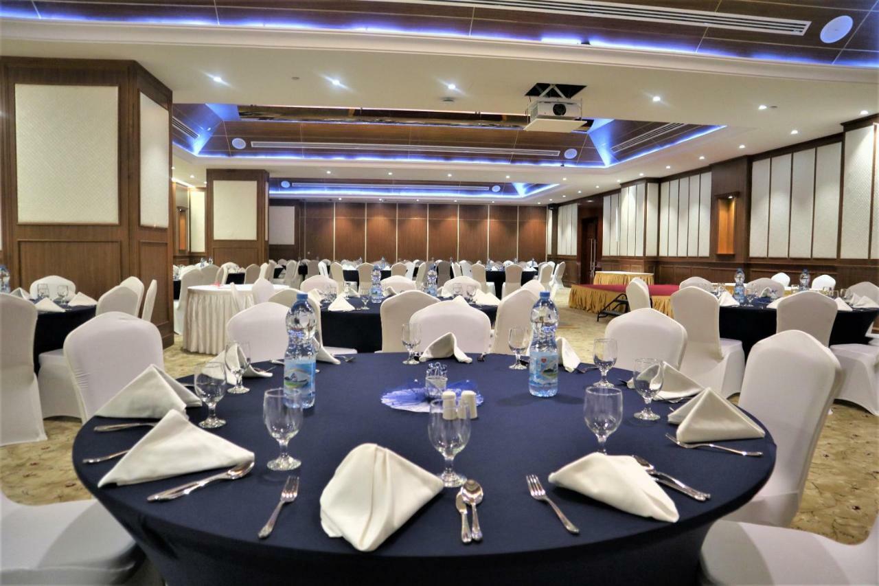 Golden Tulip Headington Hotel Muscat Exterior photo